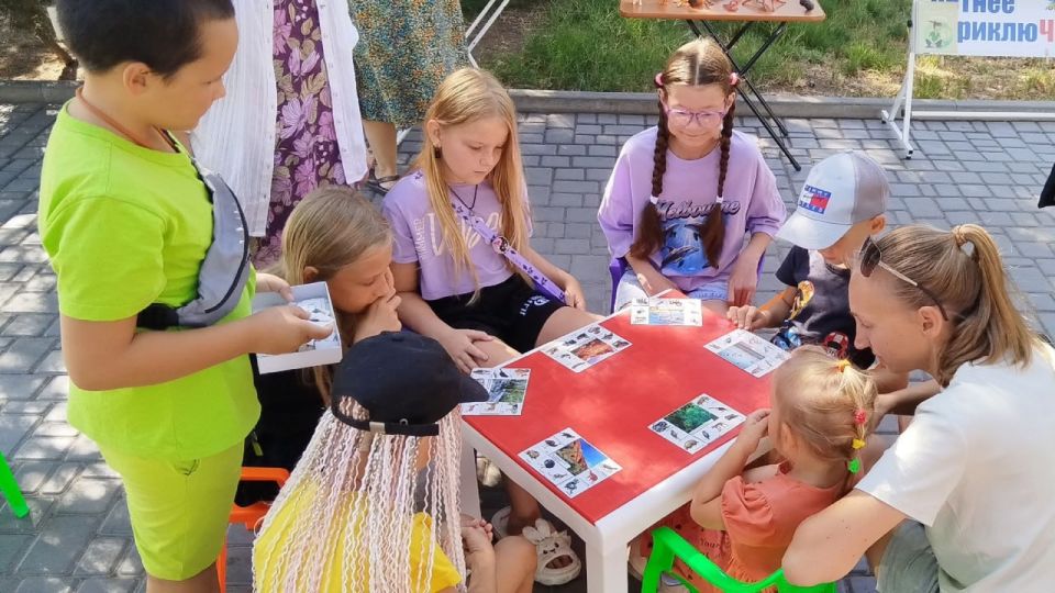 Юные евпаторийцы отметили день рождения Сетона-Томпсона на «читающей скамейке» Юные евпаторийцы отметили день рождения Сетона-Томпсона на «читающей скамейке»