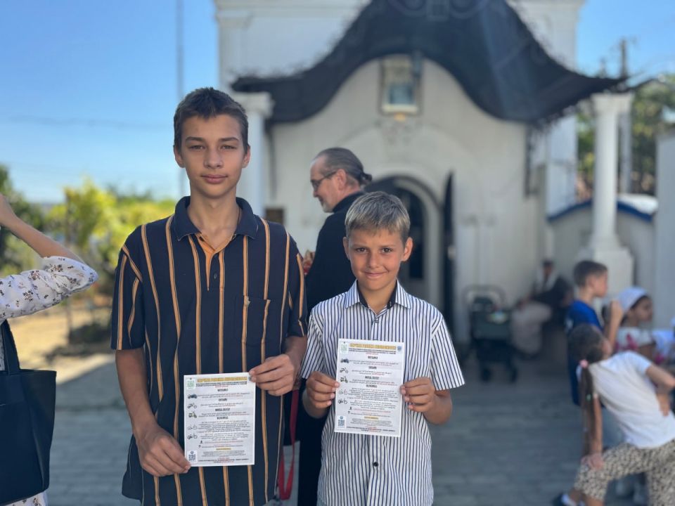Полицейские совместно с представителем Общественного совета при УМВД протоиереем Алексеем Петренко провели беседы с гражданами в Соборе святых царственных страстотерпцев, направленные на пропаганду соблюдения правил... Полицейские совместно с представителем Общественного совета при УМВД протоиереем Алексеем Петренко провели беседы с гражданами в Соборе святых царственных страстотерпцев, направленные на пропаганду соблюдения правил...