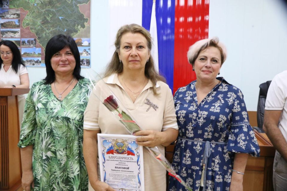 На аппаратном совещании руководители района: глава муниципального образования - председатель Бахчисарайского районного совета Ольга Урайкина и глава администрации Бахчисарайского района Анжелика Ястребова наградили жителей... На аппаратном совещании руководители района: глава муниципального образования - председатель Бахчисарайского районного совета Ольга Урайкина и глава администрации Бахчисарайского района Анжелика Ястребова наградили жителей...