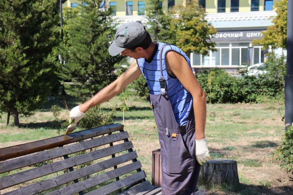 В сквере у морского вокзала сотрудники Службы городского хозяйства приводят в порядок скамейки В сквере у морского вокзала сотрудники Службы городского хозяйства приводят в порядок скамейки