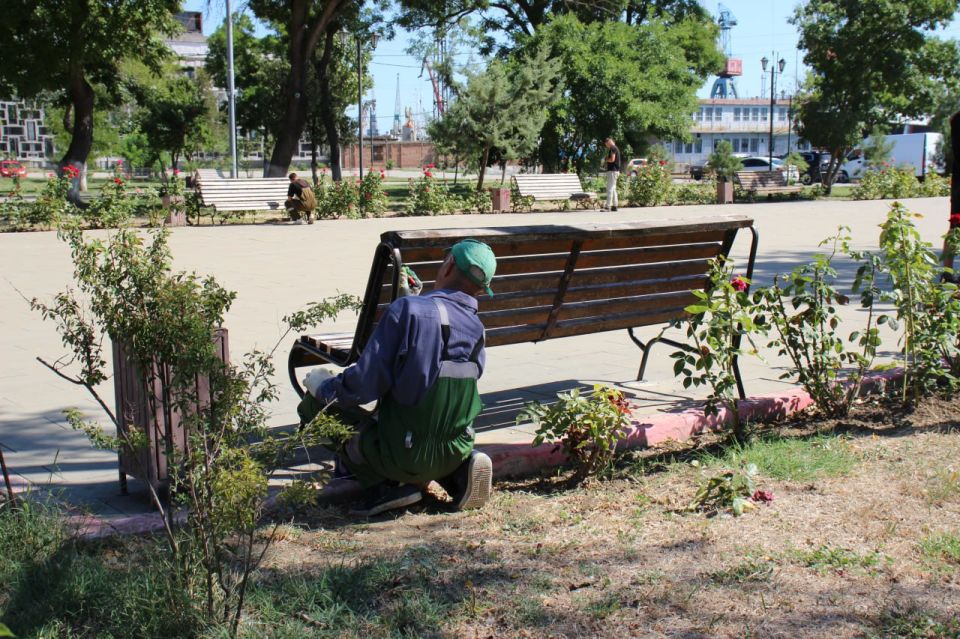 В сквере у морского вокзала сотрудники Службы городского хозяйства приводят в порядок скамейки В сквере у морского вокзала сотрудники Службы городского хозяйства приводят в порядок скамейки