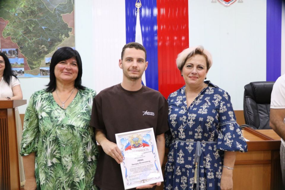 На аппаратном совещании руководители района: глава муниципального образования - председатель Бахчисарайского районного совета Ольга Урайкина и глава администрации Бахчисарайского района Анжелика Ястребова наградили жителей... На аппаратном совещании руководители района: глава муниципального образования - председатель Бахчисарайского районного совета Ольга Урайкина и глава администрации Бахчисарайского района Анжелика Ястребова наградили жителей...