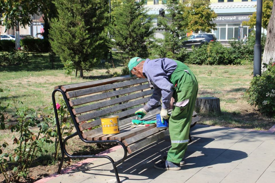 В сквере у морского вокзала сотрудники Службы городского хозяйства приводят в порядок скамейки В сквере у морского вокзала сотрудники Службы городского хозяйства приводят в порядок скамейки