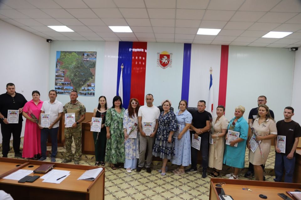 На аппаратном совещании руководители района: глава муниципального образования - председатель Бахчисарайского районного совета Ольга Урайкина и глава администрации Бахчисарайского района Анжелика Ястребова наградили жителей... На аппаратном совещании руководители района: глава муниципального образования - председатель Бахчисарайского районного совета Ольга Урайкина и глава администрации Бахчисарайского района Анжелика Ястребова наградили жителей...