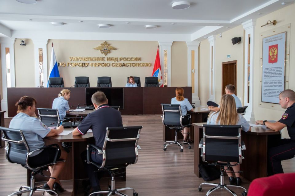 Врио начальника УМВД России по г. Севастополю полковник внутренней службы Руслан Камалетдинов вручил служебные удостоверения молодым сотрудникам, недавно окончившим ведомственные ВУЗы системы МВД Врио начальника УМВД России по г. Севастополю полковник внутренней службы Руслан Камалетдинов вручил служебные удостоверения молодым сотрудникам, недавно окончившим ведомственные ВУЗы системы МВД