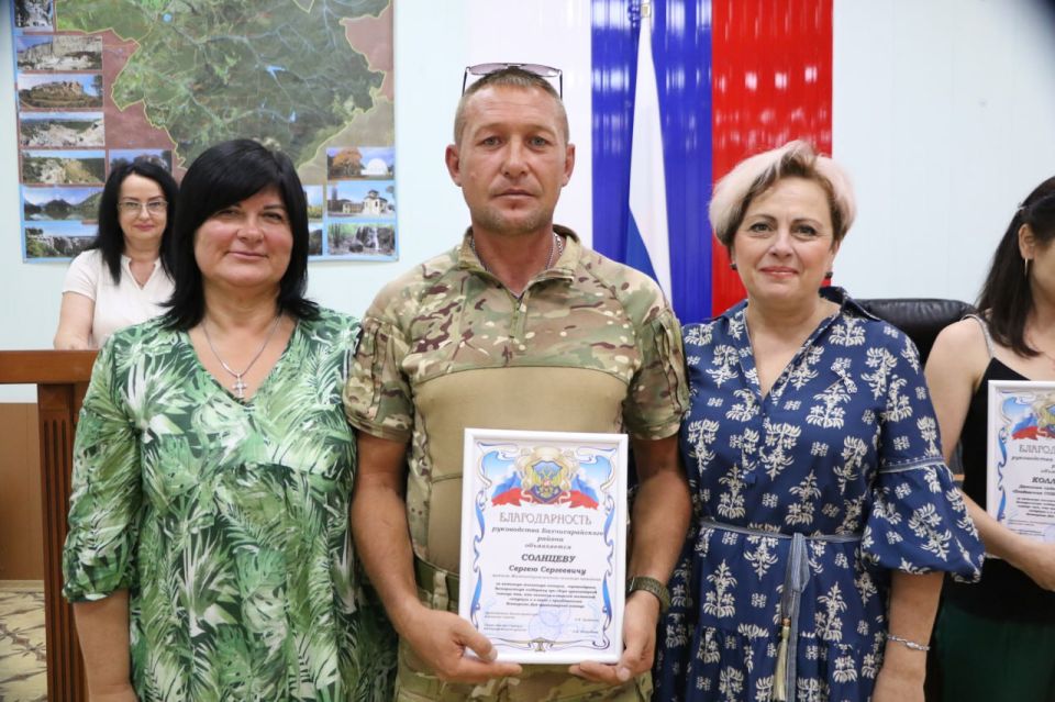 На аппаратном совещании руководители района: глава муниципального образования - председатель Бахчисарайского районного совета Ольга Урайкина и глава администрации Бахчисарайского района Анжелика Ястребова наградили жителей... На аппаратном совещании руководители района: глава муниципального образования - председатель Бахчисарайского районного совета Ольга Урайкина и глава администрации Бахчисарайского района Анжелика Ястребова наградили жителей...