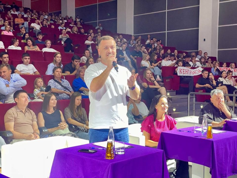 Владимир Сальдо: Команда «Рука в Синице» из Херсонской области выиграла Летний кубок КВН в Краснодаре Владимир Сальдо: Команда «Рука в Синице» из Херсонской области выиграла Летний кубок КВН в Краснодаре