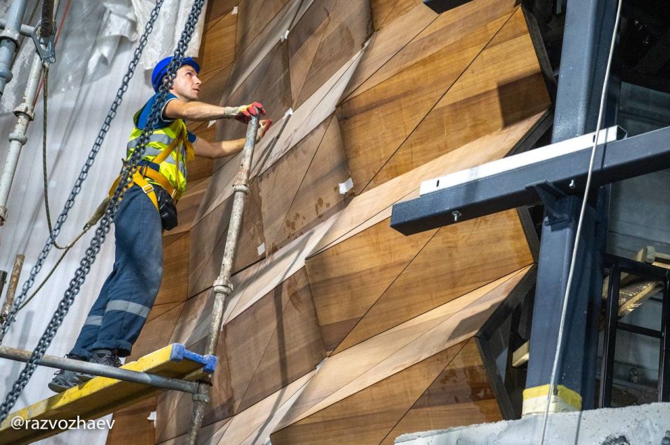 Михаил Развожаев: Вместе с министром культуры Ольгой Борисовной Любимовой также побывали на стройплощадках Российской галереи искусств и Театра оперы и балета Михаил Развожаев: Вместе с министром культуры Ольгой Борисовной Любимовой также побывали на стройплощадках Российской галереи искусств и Театра оперы и балета
