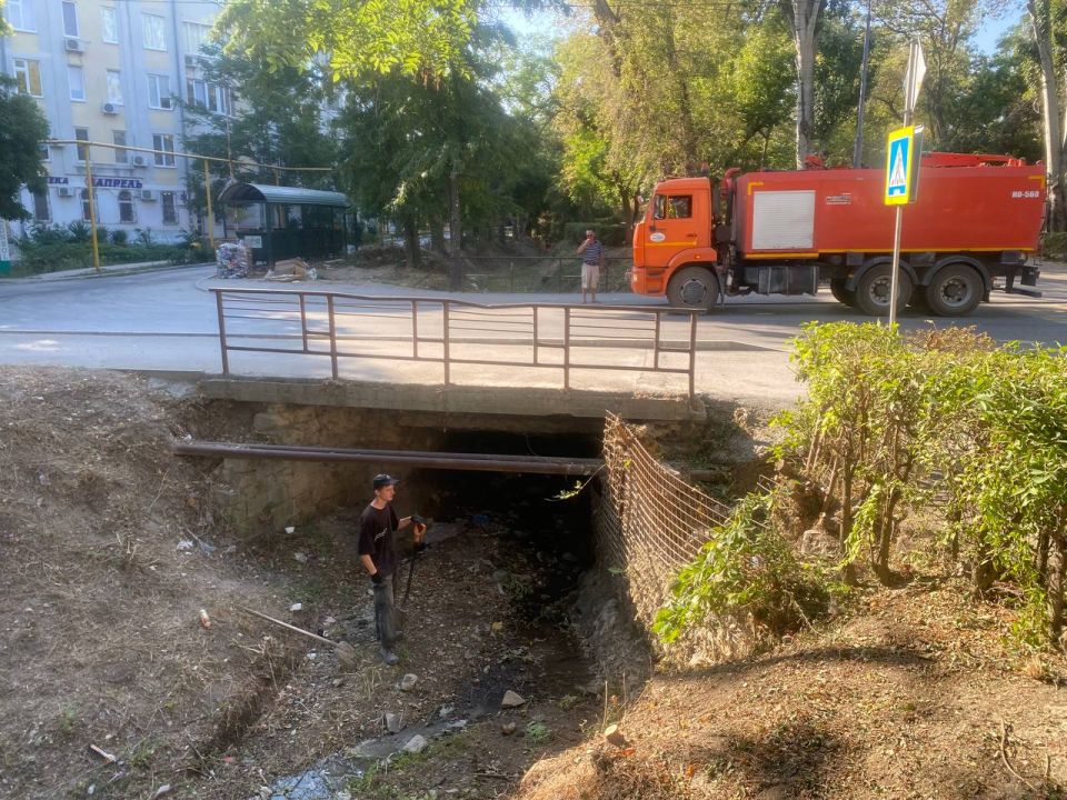 Владимир Ким: Сотрудники МБУ «Городское благоустройство» продолжают наводить порядок на улицах, в парках и скверах Феодосии Владимир Ким: Сотрудники МБУ «Городское благоустройство» продолжают наводить порядок на улицах, в парках и скверах Феодосии