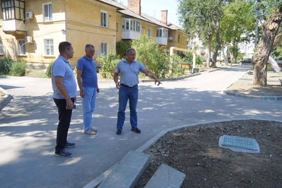 Завершено благоустройство придомовых территорий по ул. Казакова, 47, 45, 43,41, 39, 35, 35А, ул. Войкова, 21,19, ул. Радио, 23, 21, ул. Сакко, 14, 16,12/19, ул. Славы, 2, 4, 6, 8 Завершено благоустройство придомовых территорий по ул. Казакова, 47, 45, 43,41, 39, 35, 35А, ул. Войкова, 21,19, ул. Радио, 23, 21, ул. Сакко, 14, 16,12/19, ул. Славы, 2, 4, 6, 8