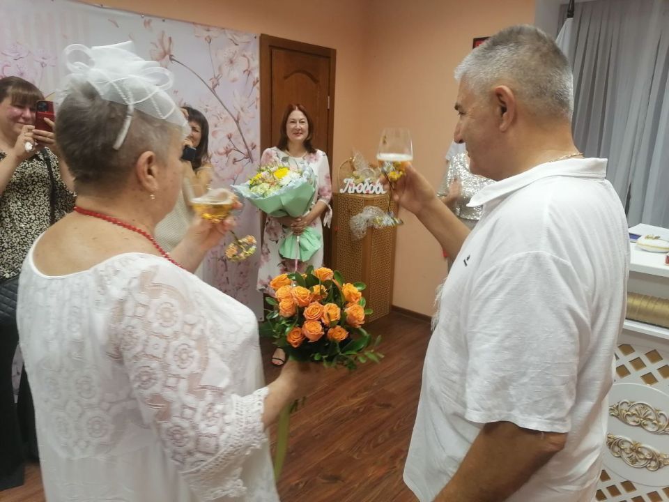 Ялтинский городской отдел ЗАГС чествовал Виктора Васильевича и Наталию Леонидовну Романюк, отметивших «золотую свадьбу» Ялтинский городской отдел ЗАГС чествовал Виктора Васильевича и Наталию Леонидовну Романюк, отметивших «золотую свадьбу»
