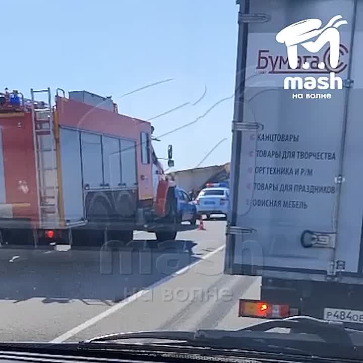 На Чонгаре перевернулись две фуры, водитель одной погиб — очевидцы