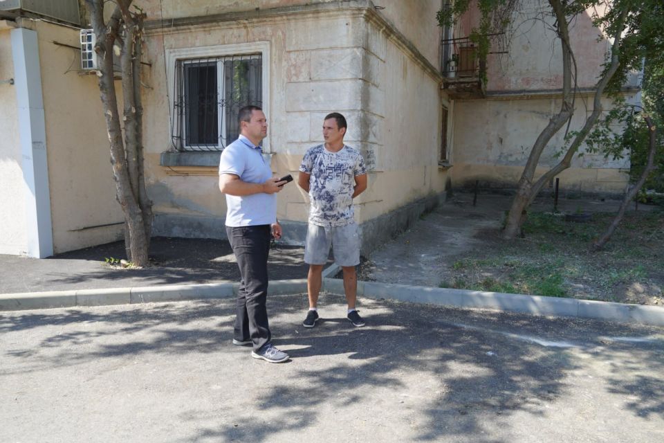 В Керчи продолжается регулярная уборка межквартальных пространств и пешеходных зон В Керчи продолжается регулярная уборка межквартальных пространств и пешеходных зон