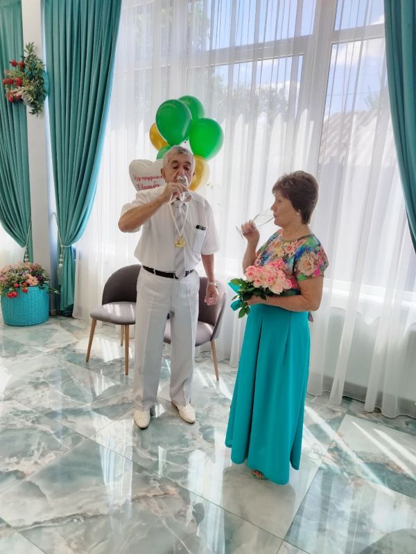 Мы продолжаем делиться с вами вдохновляющими историями любви, примерами, которые словно маяки указывают путь к семейному счастью Мы продолжаем делиться с вами вдохновляющими историями любви, примерами, которые словно маяки указывают путь к семейному счастью