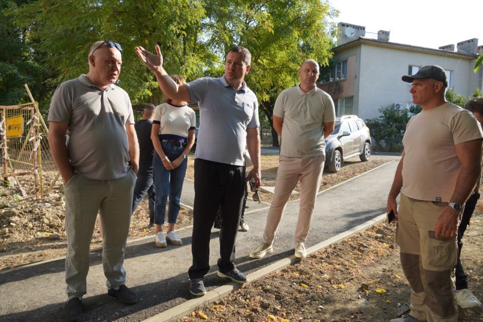 Глава администрации Керчи Олег Каторгин совместно с главой муниципального образования Денисом Колесником провёли выездную встречу с жителями домов по ул. Ученической, 5, 7, 10, 11, ул. Кривуляк, 15, где было выполнено... Глава администрации Керчи Олег Каторгин совместно с главой муниципального образования Денисом Колесником провёли выездную встречу с жителями домов по ул. Ученической, 5, 7, 10, 11, ул. Кривуляк, 15, где было выполнено...