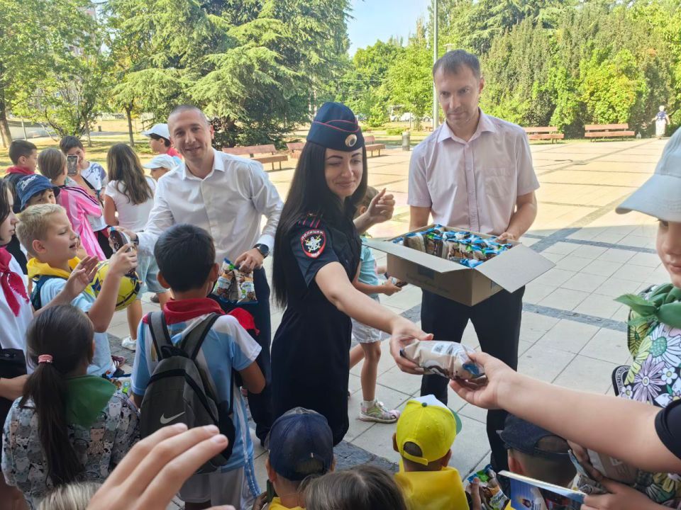 Крымские транспортные полицейские и общественники провели акцию «Каникулы с общественным советом» Крымские транспортные полицейские и общественники провели акцию «Каникулы с общественным советом»