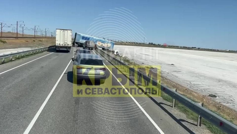 По дороге на Чонгар перевернулись сразу две фуры