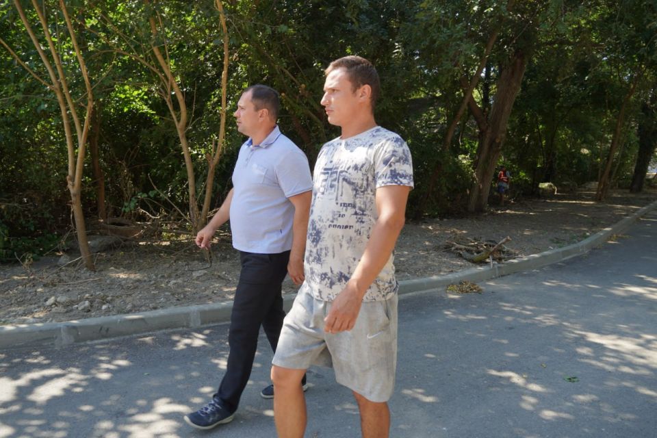 В Керчи продолжается регулярная уборка межквартальных пространств и пешеходных зон В Керчи продолжается регулярная уборка межквартальных пространств и пешеходных зон