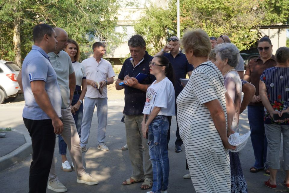 Глава администрации Керчи Олег Каторгин совместно с главой муниципального образования Денисом Колесником провёли выездную встречу с жителями домов по ул. Ученической, 5, 7, 10, 11, ул. Кривуляк, 15, где было выполнено... Глава администрации Керчи Олег Каторгин совместно с главой муниципального образования Денисом Колесником провёли выездную встречу с жителями домов по ул. Ученической, 5, 7, 10, 11, ул. Кривуляк, 15, где было выполнено...