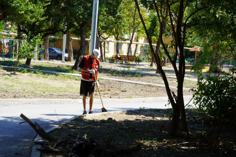 В Керчи продолжается регулярная уборка межквартальных пространств и пешеходных зон В Керчи продолжается регулярная уборка межквартальных пространств и пешеходных зон