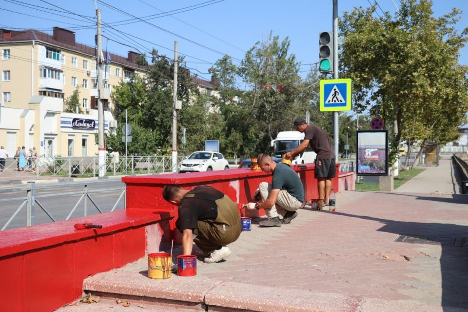 Сотрудники Службы городского хозяйства обновляют ограждения и стойки переходов через реку Мелек-Чесме Сотрудники Службы городского хозяйства обновляют ограждения и стойки переходов через реку Мелек-Чесме