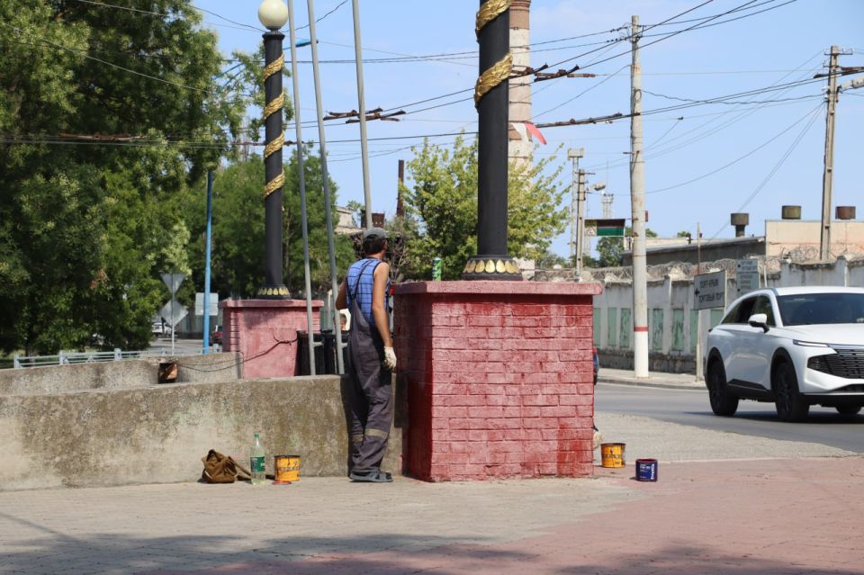 Сотрудники Службы городского хозяйства обновляют ограждения и стойки переходов через реку Мелек-Чесме Сотрудники Службы городского хозяйства обновляют ограждения и стойки переходов через реку Мелек-Чесме