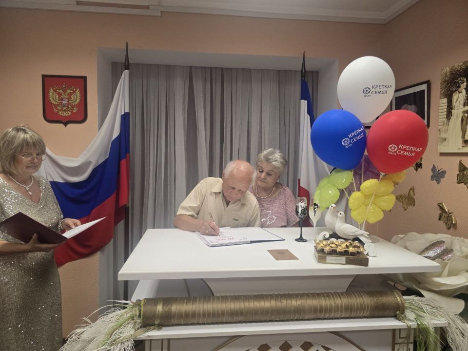 Ялтинский городской отдел ЗАГС на днях также чествовал «золотых» юбиляров – Анатолия Максимовича и Нину Ивановну Ситковецких Ялтинский городской отдел ЗАГС на днях также чествовал «золотых» юбиляров – Анатолия Максимовича и Нину Ивановну Ситковецких