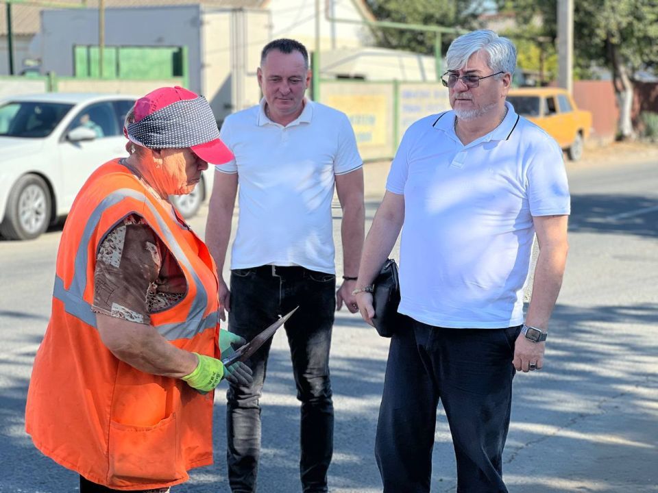 Глава администрации Игорь Ивин ежедневно объезжает город, общается с дворниками, проверяет, как коммунальные работники выполняют поставленные задачи Глава администрации Игорь Ивин ежедневно объезжает город, общается с дворниками, проверяет, как коммунальные работники выполняют поставленные задачи
