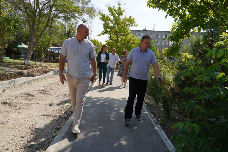 Глава администрации Керчи Олег Каторгин совместно с главой муниципального образования Денисом Колесником и заместителем Ириной Ивановой посетил детский сад №15 «Дельфин», где идёт подготовка территории к асфальтированию Глава администрации Керчи Олег Каторгин совместно с главой муниципального образования Денисом Колесником и заместителем Ириной Ивановой посетил детский сад №15 «Дельфин», где идёт подготовка территории к асфальтированию