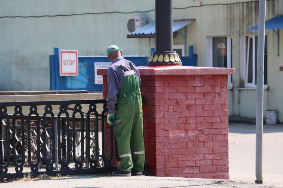 Сотрудники Службы городского хозяйства обновляют ограждения и стойки переходов через реку Мелек-Чесме Сотрудники Службы городского хозяйства обновляют ограждения и стойки переходов через реку Мелек-Чесме