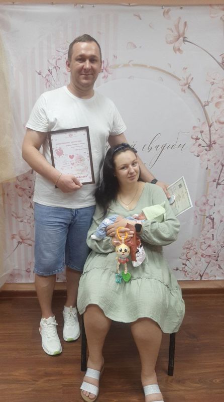 В Ялтинском городском отделе ЗАГС прошло трогательное торжество: чествовали новорождённую Надежду Никитичну Демидову, появившуюся на свет 6 августа в семье Никиты Сергеевича и Карины Станиславовны