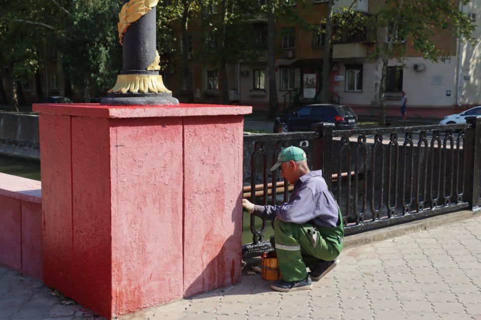 Сотрудники Службы городского хозяйства обновляют ограждения и стойки переходов через реку Мелек-Чесме Сотрудники Службы городского хозяйства обновляют ограждения и стойки переходов через реку Мелек-Чесме