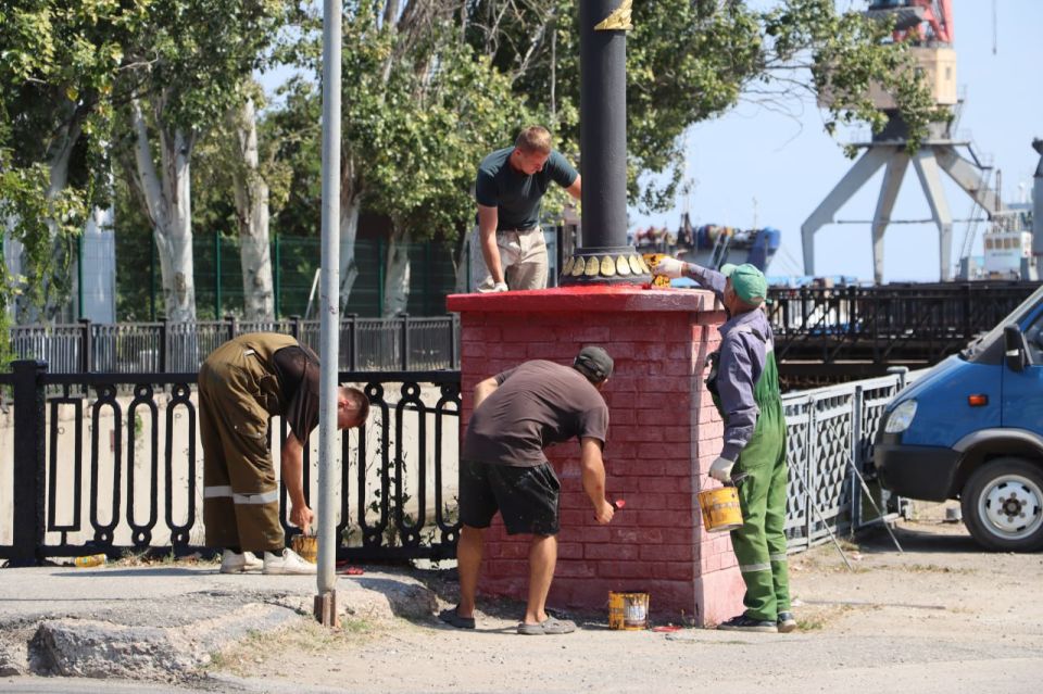 Сотрудники Службы городского хозяйства обновляют ограждения и стойки переходов через реку Мелек-Чесме Сотрудники Службы городского хозяйства обновляют ограждения и стойки переходов через реку Мелек-Чесме