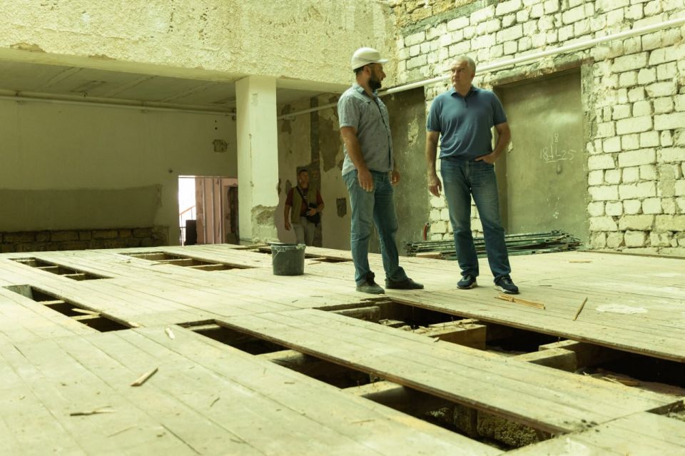 Сергей Аксёнов: Продолжается реконструкция Перовского сельского дома культуры: завершены наиболее сложные строительно-монтажные работы, кровля отремонтирована на 80 %, приведены в порядок пандусы для инвалидных и детских... Сергей Аксёнов: Продолжается реконструкция Перовского сельского дома культуры: завершены наиболее сложные строительно-монтажные работы, кровля отремонтирована на 80 %, приведены в порядок пандусы для инвалидных и детских...