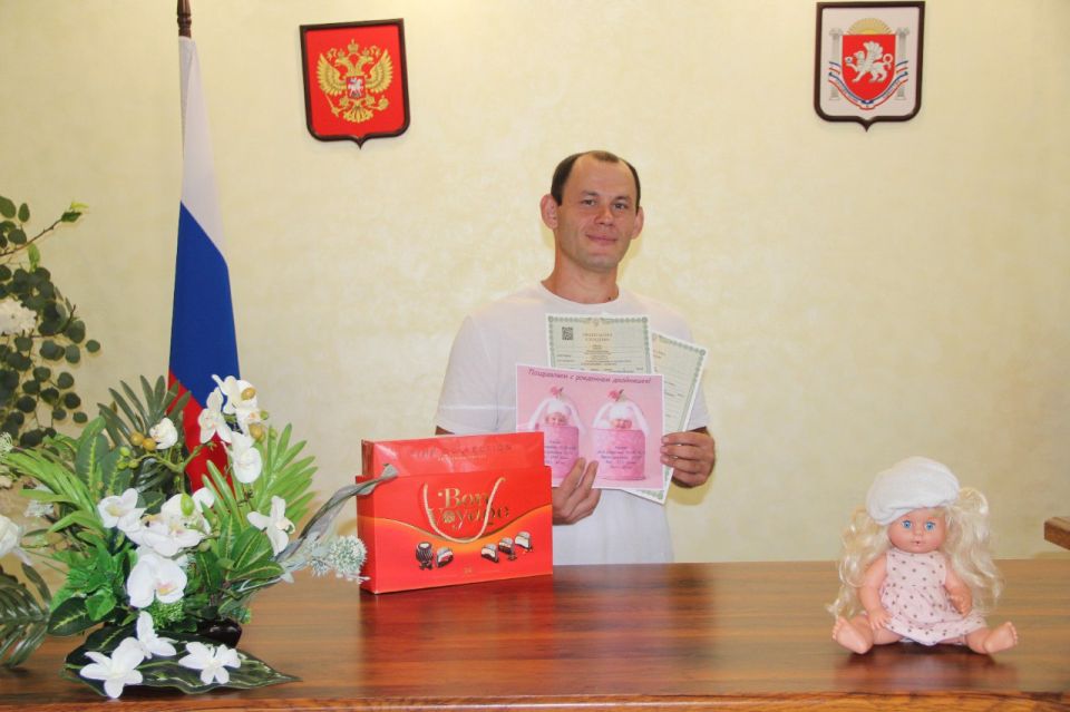 В Белогорском районном отделе ЗАГС проводили торжественное имянаречение двойни - девочек Эльнары и Эльвины, родившихся с разницей в 7 минут в семье Энвера и Алие Фукала.