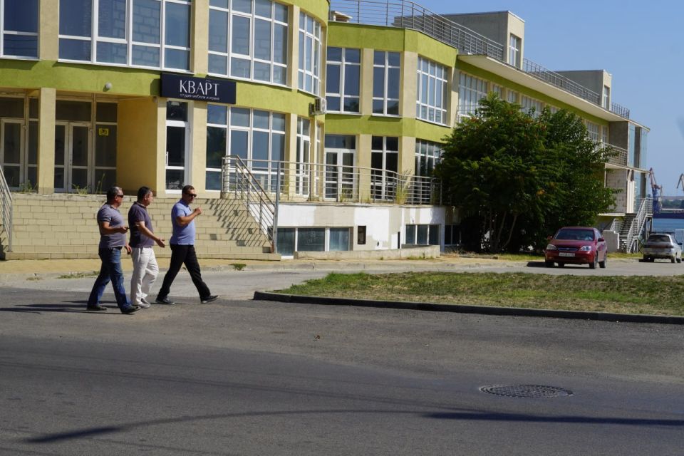 Глава администрации Керчи Олег Каторгин проинспектировал работы по прокладке системы автоматического полива в сквере Воссоединения Глава администрации Керчи Олег Каторгин проинспектировал работы по прокладке системы автоматического полива в сквере Воссоединения
