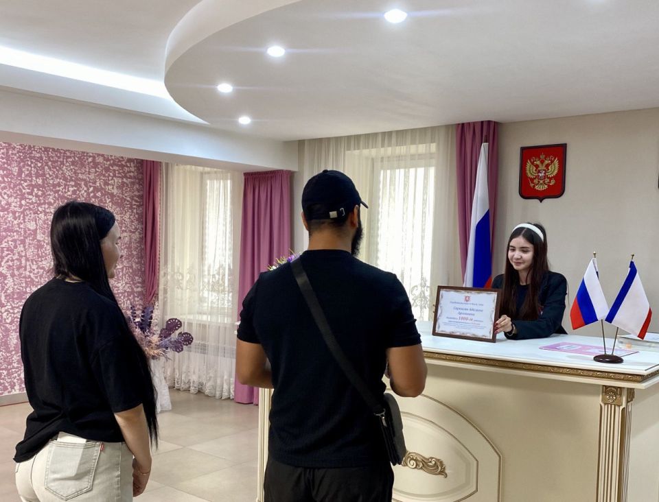 В Симферопольском районном отделе ЗАГС состоялось торжественное вручение «юбилейного» свидетельства о рождении. В Симферопольском районном отделе ЗАГС состоялось торжественное вручение «юбилейного» свидетельства о рождении.