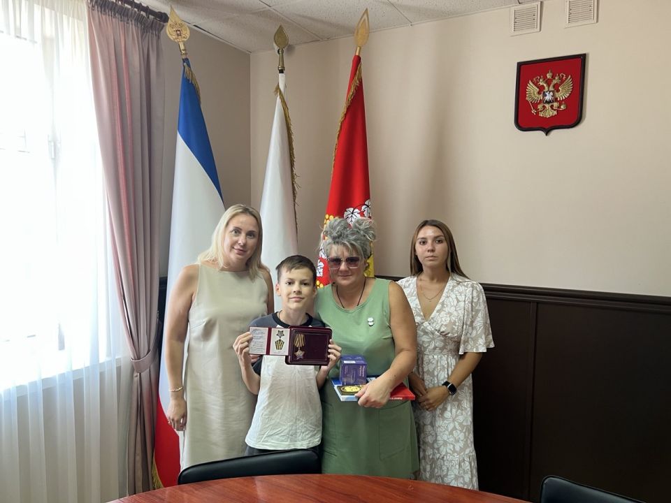 В администрации города прошло торжественное вручение медалей и удостоверений «Дети героев» В администрации города прошло торжественное вручение медалей и удостоверений «Дети героев»