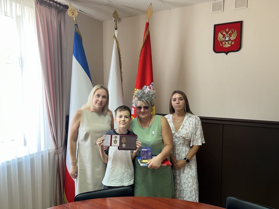 В администрации города прошло торжественное вручение медалей и удостоверений «Дети героев» В администрации города прошло торжественное вручение медалей и удостоверений «Дети героев»