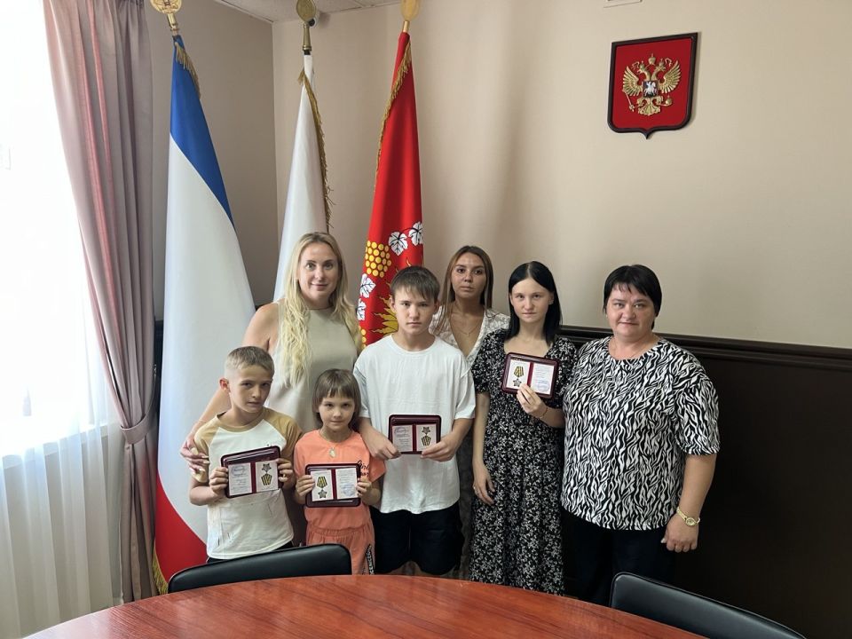 В администрации города прошло торжественное вручение медалей и удостоверений «Дети героев» В администрации города прошло торжественное вручение медалей и удостоверений «Дети героев»