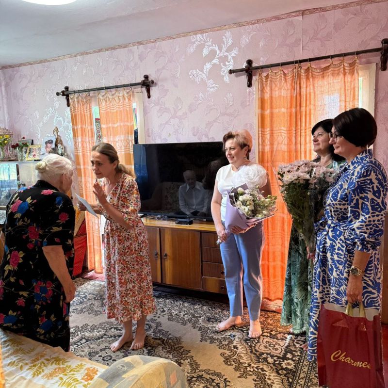 Анжелика Ястребова: С главой муниципального образования - председателем райсовета Ольгой Урайкиной, главой Почтовского поселения Ларисой Буланихиной и сотрудниками Центра социального обслуживания поздравили с 95-летним... Анжелика Ястребова: С главой муниципального образования - председателем райсовета Ольгой Урайкиной, главой Почтовского поселения Ларисой Буланихиной и сотрудниками Центра социального обслуживания поздравили с 95-летним...