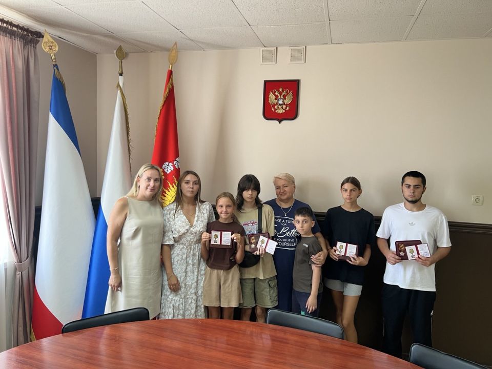 В администрации города прошло торжественное вручение медалей и удостоверений «Дети героев» В администрации города прошло торжественное вручение медалей и удостоверений «Дети героев»