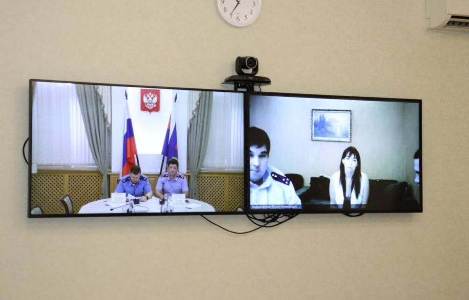 Вчера, 20 августа 2025 года, заместитель прокурора республики Андрей Кулагин совместно с первым заместителем руководителя ГСУ СК России по Республике Крым и городу Севастополю Евгением Рудневым в режиме видео-конференц-связи... Вчера, 20 августа 2025 года, заместитель прокурора республики Андрей Кулагин совместно с первым заместителем руководителя ГСУ СК России по Республике Крым и городу Севастополю Евгением Рудневым в режиме видео-конференц-связи...