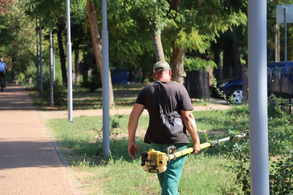 Специалисты Зеленхоза с самого утра работают в парке имени Ю. Гагарина. Удаляют поросль на деревьях, вывозят ветки Специалисты Зеленхоза с самого утра работают в парке имени Ю. Гагарина. Удаляют поросль на деревьях, вывозят ветки