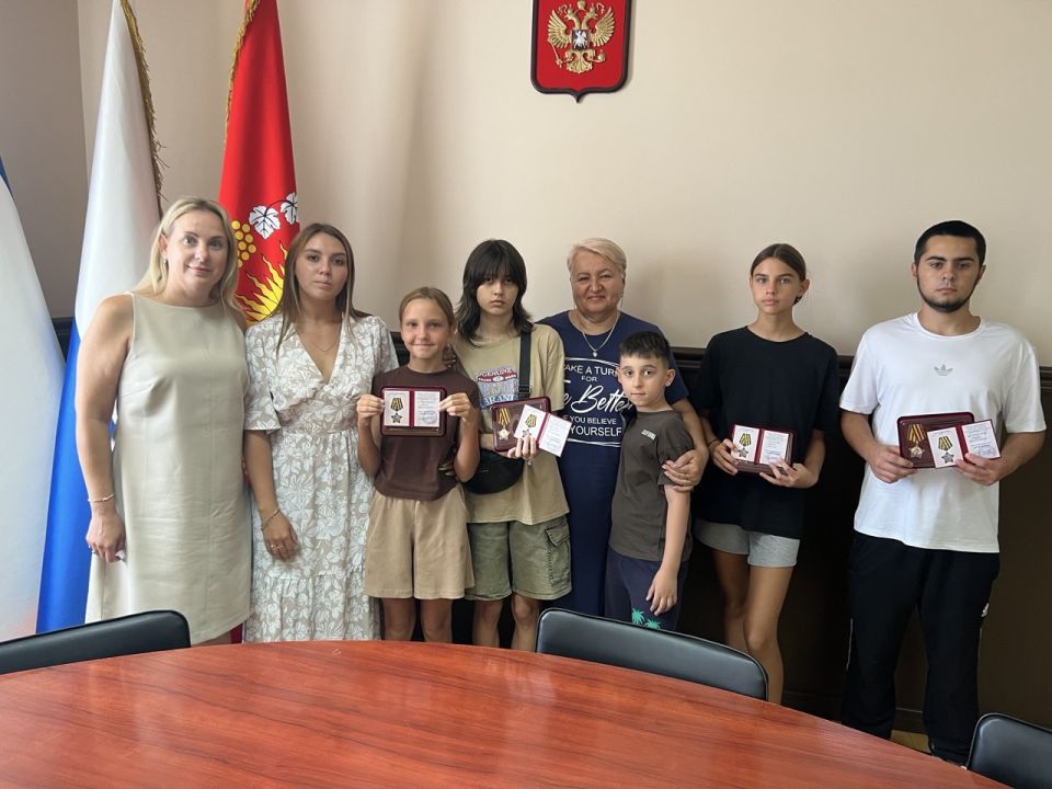 В администрации города прошло торжественное вручение медалей и удостоверений «Дети героев» В администрации города прошло торжественное вручение медалей и удостоверений «Дети героев»