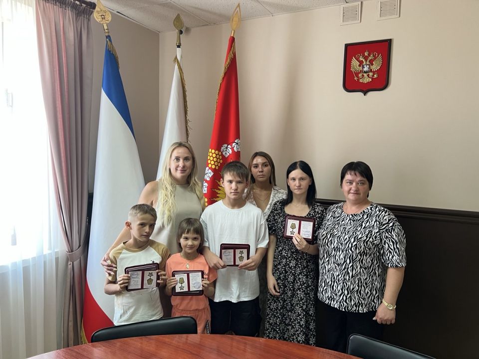 В администрации города прошло торжественное вручение медалей и удостоверений «Дети героев» В администрации города прошло торжественное вручение медалей и удостоверений «Дети героев»