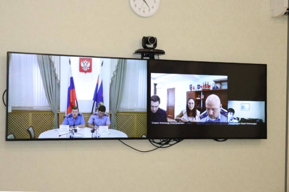 Вчера, 20 августа 2025 года, заместитель прокурора республики Андрей Кулагин совместно с первым заместителем руководителя ГСУ СК России по Республике Крым и городу Севастополю Евгением Рудневым в режиме видео-конференц-связи... Вчера, 20 августа 2025 года, заместитель прокурора республики Андрей Кулагин совместно с первым заместителем руководителя ГСУ СК России по Республике Крым и городу Севастополю Евгением Рудневым в режиме видео-конференц-связи...