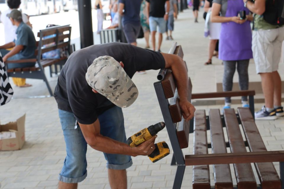 На автовокзале приступили к установке скамеек и урн На автовокзале приступили к установке скамеек и урн