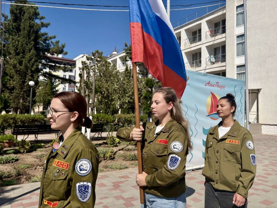 В детских лагерях Крыма отпраздновали День Государственного флага В детских лагерях Крыма отпраздновали День Государственного флага