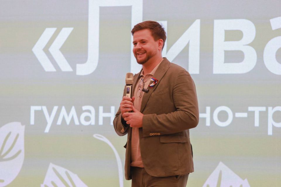 В День Государственного флага состоялось торжественное открытие гуманитарно-трудовой миссии «Ливадия», участниками которого стали 50 человек В День Государственного флага состоялось торжественное открытие гуманитарно-трудовой миссии «Ливадия», участниками которого стали 50 человек